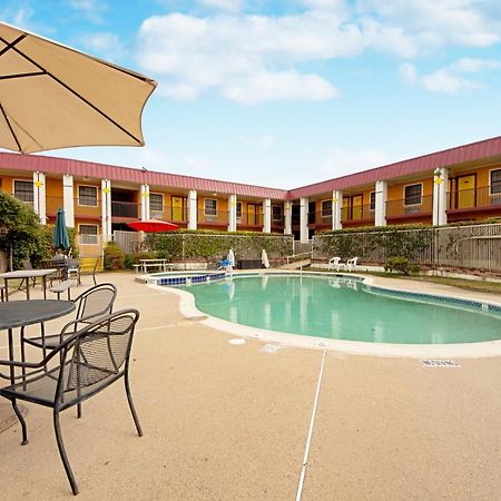 Economy Inn & Suites Denton Exteriör bild