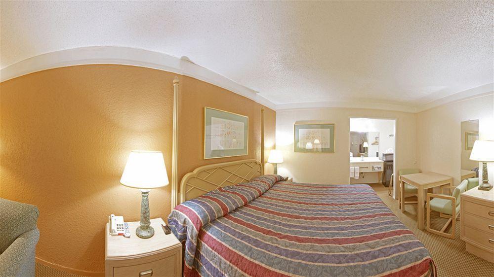 Economy Inn & Suites Denton Exteriör bild