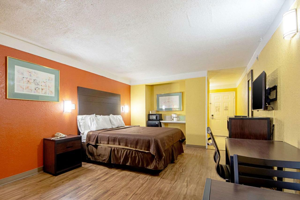 Economy Inn & Suites Denton Exteriör bild