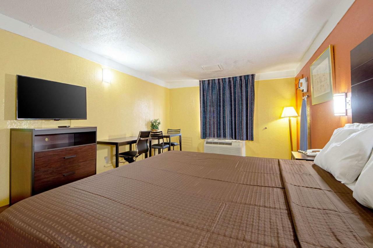 Economy Inn & Suites Denton Exteriör bild