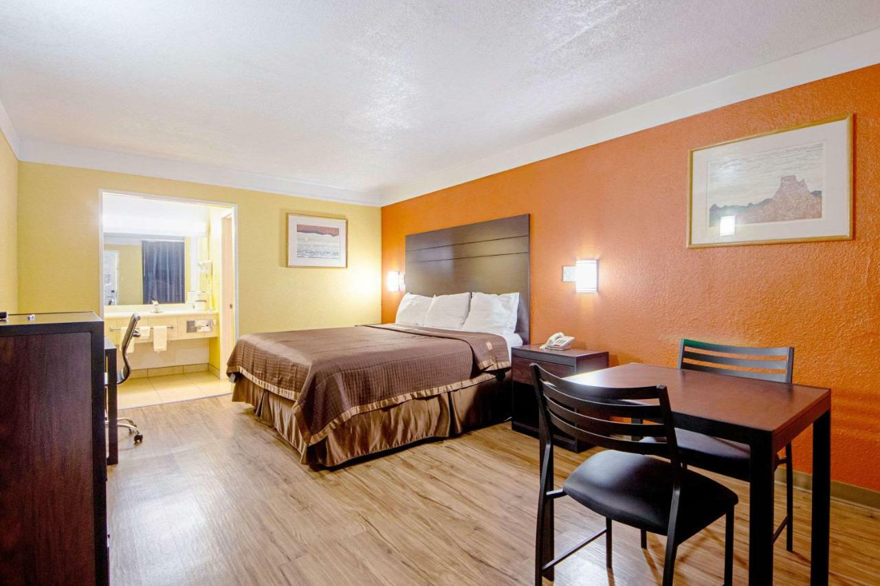 Economy Inn & Suites Denton Exteriör bild